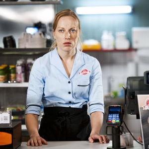 Milla Kangas ja Hennariikka Laaksola rooleissaan pikaruokaravintolan kassalla sarjassa Mun ainoot 30 minsaa.