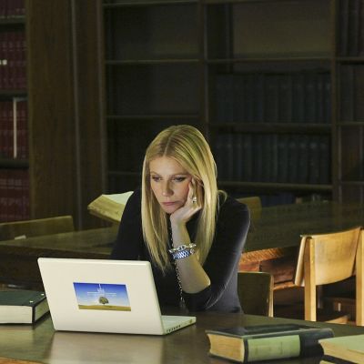 Gwyneth Paltrow istuu tietokoneen ääressä.