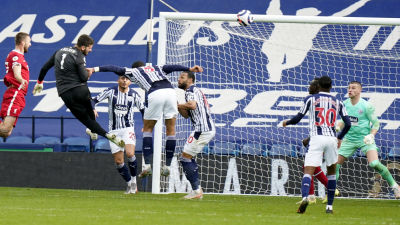 Liverpools målvakt Alisson nickar in 2–1-målet.
