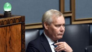Statsminister Antti Rinne (SDP) ansåg att åtgärder behövs för att regeringen ska nå sysselsättningsmålet, men han gick inte in på detaljer. Statsminister Antti Rinne i riksdagen under budgetdebatten den 8 oktober 2019.