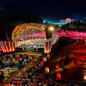 Wienin filharmonikoiden kesäillan konsertti Schönbrunnin linnan puistossa