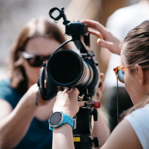 Kaksi Yle ulkotuotantojen naista virittävätä kameraa