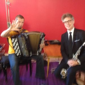 Janne Koskinen opetteli improvisaatiota Kimmo Pohjosen opastuksella Stradassa.