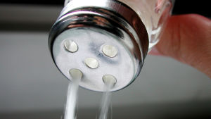 Kan salt vara ett instrument? Det tycker åtminstone Rintamäki. Salt rinner ur saltkaret