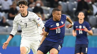 Tysklands Kai Havertz och Frankrikes Kylian Mbappe kämpar om bollen.
