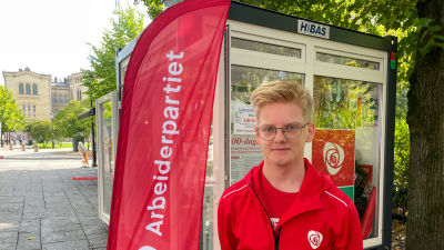 Man framför Arbeiderpartiets valstuga i Norge.