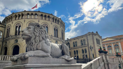 En lejonstaty utanför Stortinget.