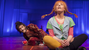 Under åren har Alma Pöysti setts i många olika roller på teaterscener i Finland och Sverige. Här som Pippi Långstrump på Svenska Teatern 2010. Alma Pöysti som Pippi