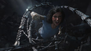 Släpp mig! Det är många trådar att hålla reda på när man skall umgås med Alita. Alita kämpar för att komma loss ur en spindelliknande robots grepp.