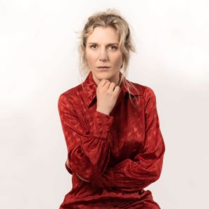Kvinnliga komiker tar mer plats på scen nuförtiden. Och bra så tycker Josefin Sonck som jobbat med standup i Stockholm sedan 2014. jsoefin sonck sitter på en stol tittar rakt fram