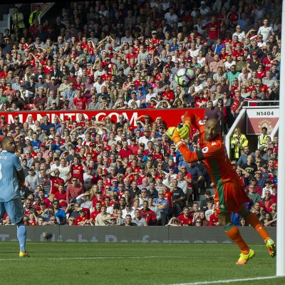 Manchester Unitedin Anthony Martial laukoo ohi Stoke-vahti Lee Grantin.