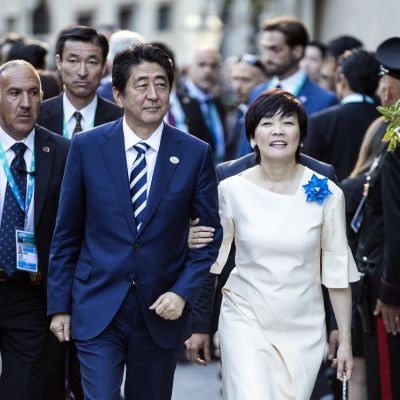 Japans premiärminister Shinzo Abe och hans fru Akie Abe i Italien i maj 2017.