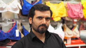 Ali Mohammadi gläds över allt fler kvinnliga kunder i sin underklädsaffär Ali Mohammadi säljer bh:ar i Teheran.