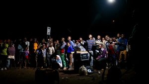 Kiberalaiset katsoivat hiirenhiljaa omaa tarinaansa. Kibera-dokumentin ulkoilmanäytös