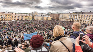 Från att ha varit en plats där envåldsstaten på 1800-talet skulle visa sin makt har Senatstorget blivit ett ställe där medborgarna också protesterar mot makten. Här demonstrationen "Peli poikki", "Nu räcker det!", mot rasism och intolerans, i september 2016 Folkmassor på Senatstorget i Helsingfors.