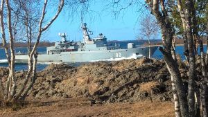 Äldre örlogsfartyg i åländska vatten Ett militärfartyg som kör väldigt nära land på Åland.