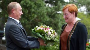Putin överräckte en blombukett till Halonen i augusti 2005. Putin överräcker en blombukett till Halonen vid Gullranda.