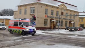 (Arkivbild) Systemet hjälper ambulanser säkert genom korsningar. Ambulans utryckning