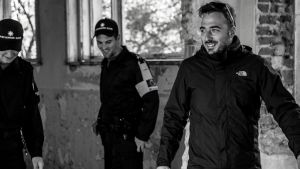 Regissören Tonislav Hristov (längst till höger) under en lättsammare stund av inspelningen. Regisören Tonislav Hristov under inspelningen i huset där flyktingarna värmt sig vid en brasa.