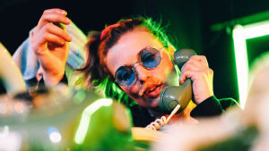 "Telefonjouren här, hur kan jag hjälpa?" På bilden Janna Räsänen. Janna Räsänen i Miten kävi ja terveisiä på Teater Takomo.