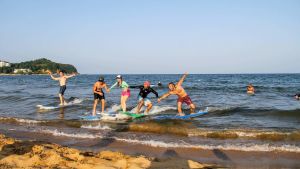 Så här kan det se ut då Surfing The Nations lär ut sin sport. "Ett bra sätt att bryta isen på", enligt Samuel Snellman. surfing