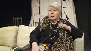 Kaija Kiiski som Idas mamma i Sisäistetyt teoriat rakkaudesta. Kaija Kiiski i Sisäistetyt teoriat rakkaudesta på Nationalteatern.