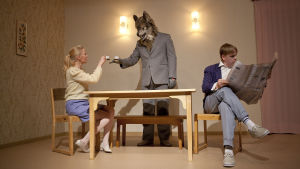 Laura Birn, Pyry Nikkilä och Antti Heikkinen i Saara Turunens Tavallisuuden aave Foto från Tavallisuuden aave på Q-teatteri