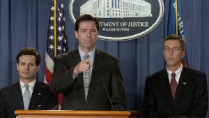 Cristopher Wray (till vänster) var biträdande justitieminister under president George W. Bush. Han ersätter den sparkade James Comey (i mitten) som var Wrays chef i FBI Cristopher Wray (till vänster) var biträdande justitieminister under president George W. Bush. Han ersätter den sparkade James Comey som var Wrays chef i FBI