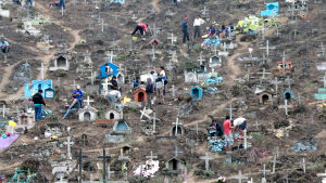 Människor för blommor och ljus till sina anhörigas gravar i stadsdelen Villa Maria del Triunfo i Lima i Peru under alla hellgons dag i fjol. Människor på en gravgård i Lima i Peru
