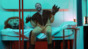 Lejonkungen nästa? Teaterchefen Johan Storgård i rollen som fiktiv teaterchef. Foto från Titanic på Svenska Teatern.