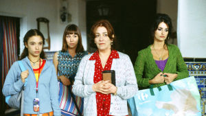 Volver – Paluu (2006) Paula (Yohana Cobo), Sole (Lola Dueñas), Irene (Carmen Maura) ja Raimunda (Penélope Cruz) elokuvassa Volver