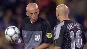 Pierluigi Collina ingav respekt under sin aktiva karriär. Pierluigi Collina och Fabien Barthez.