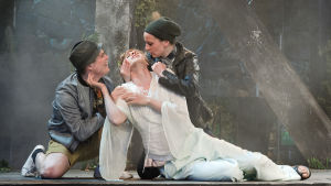 Helena ( Pyry Äikää) uppvaktad av beundrarna Demetrius ( Henri Tuominen) och Lysander (Noora Dadu). Helena omgiven av Demetrius och Lysander i Ryhmäteatteris uppsättning av En midsommarnattsdröm.