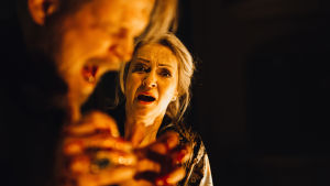 Med blodbesudlade händer. Antti Luusuaniemi och Katariina Kaitue som Macbeth och Lady Macbeth. Antti Luusuaniemi och Katariina Kaitue i Nationalteaterns uppsättning av Macbeth.