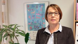 Vi har svårt att nå ut till alla dem som arbetar som närståendevårdare och inte ger sig till känna, säger verksamhetsledare Marja Tuomi. Verksamhetsledare Marja Tuomi vid förbundet närståendevårdare och vänner.