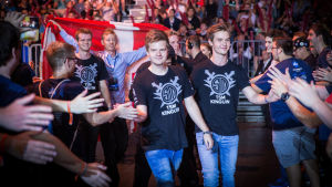 Astralis, joka edusti vielä viime kesänä Team SoloMid -organisaatiota, on A-lohkon voittajasuosikki. Team SoloMid -joukkue ESL One Cologne CS:GO 2015 -turnauksessa. TSM-joukkue pelaa nykyisin nimellä Astralis