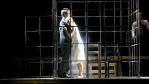 Henri Tuominen och Kristiina Halltu i en scen ur Minna Canths Sylvi. Henri Tuominen och Kristiina Halttu i Canth på Finlands nationalteater.