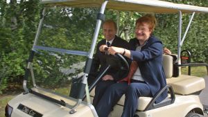 Vladimir Putin och Tarja Halonen i Gullranda 2 september 2001. Vladimir Putin och Tarja Halonen i en golfbil.