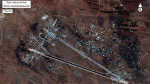 USA bombade flygbasen i Shayrat för att hämnas för gasattacken. Nästan 60 kryssningsrobotar avfyrades mot basen. Amerikanska försvarets flygbild av flygbasen al-Shayrat nära staden Homs i Syrien.
