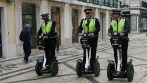 Också polisen i Lissabon har provat på segway. Poliser i Lissabon åker ståhjuling.