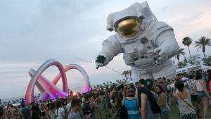 Hur skall Coachella i Kalifornien få plats med alla 300 åringar som vill kolla in sitt favoritband? Coachella 2014. Konstinstallationer: Lightweaver, by Stereo-bot; and Escape Velocity, the #CoachellaAstronaut, by Poetic Kinetics