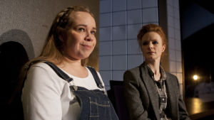 En författare testar sin text. Katja Küttner och Minna Haapkylä i Olipa kerran minä. Foto från Olipa kerran minä på Nationalteatern.