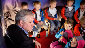 Astronauten Gregory H. Johnson träffade barn och svarade på deras frågor under sitt besök på Slush. Astronauten Gregory Johnson och en skara med barn.