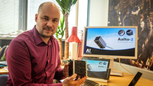 Professor Jaan Praks ledde arbetet bakom Aalto-satelliterna Professor Jaan Praks, Aalto-universitetet, med en Cubesat-satellit i handen.