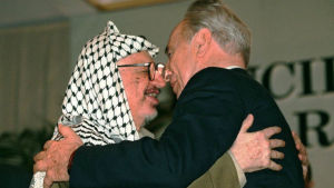 Shimon Peres tilldelades Nobels fredspris tillsammans med palestinska ledaren Yasser Arafat. Någon fred mellan Israel och Palestina har man ändå fortfarande inte lyckats uppnå. Shimon Peres och Yasser Arafat