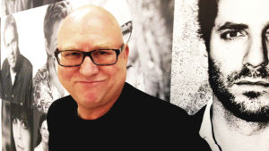 Åke Edwardson medverkar i antologin "En i laget". Bild på deckarförfattaren Åke Edwardson.
