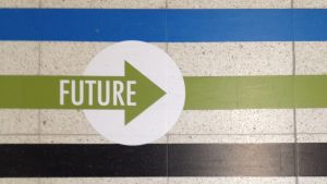 Lattian opastusviivoja Mediapoliin lattiasta sekä niihin sisältyvä nuolikuvio jossa sana Future