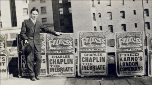 Kulkurin synty: Chaplin Amerikassa 1910-luvun alussa. Charles Chaplin kulkurihahmon synnyn aikoihin. Arkistokuva tv-dokumentista Kulkurin synty (La naissance de Charlot).