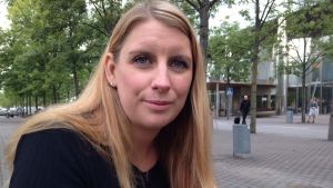 Polisen Carina Bäck arbetar fackligt för att förbättra villkoren för polisen. Det har blivit mycket hårdare att vara polis idag, säger hon. Porträttbild på polisen Carina Bäck.