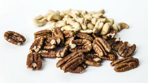 Nykyään syön mieluummin pekaanipähkinöitä. Cashewpähkinöitä vatsaoireisen kannattaa vältellä. Pekaani- ja cashewpähkinöitä